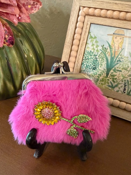 Handbags - Pink Faux-Fur Kiss Lock with Pretty Sunflower Brooch- NWOT